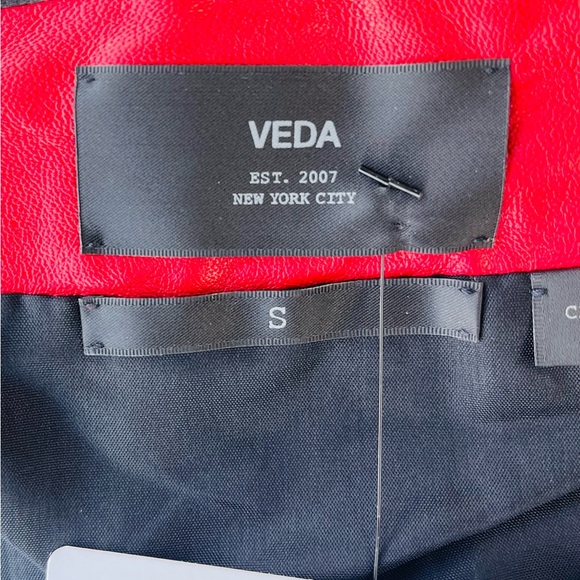 NWT! Veda
Lambskin Leather Mini Skirt
In VIBRANT RED
Size: Small
Brand New❣️ - Picture 15 of 17